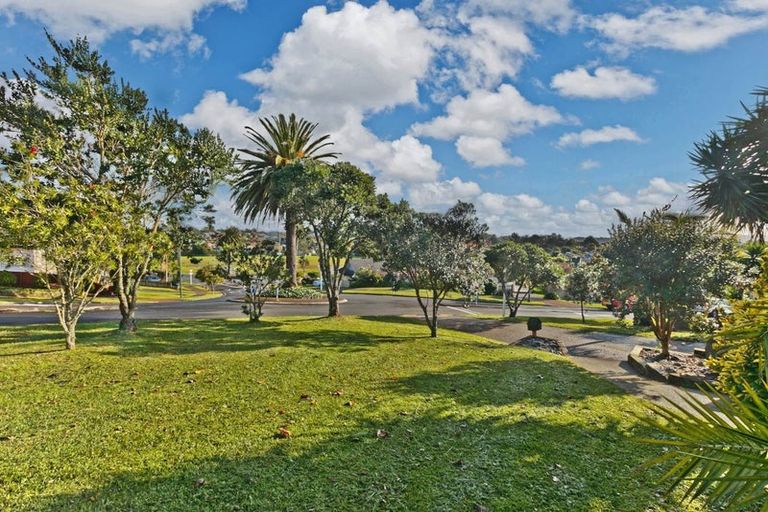 Photo of property in 8 Mandeville Place, Unsworth Heights, Auckland, 0632