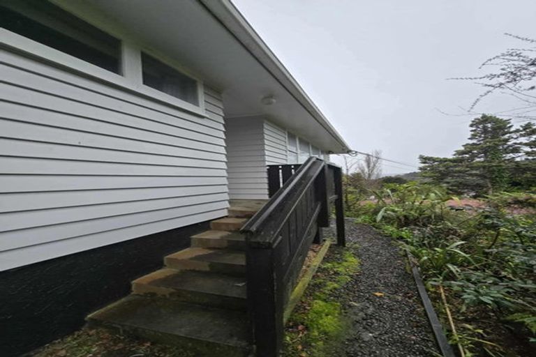 Photo of property in 6 Wyndham Road, Pinehaven, Upper Hutt, 5019