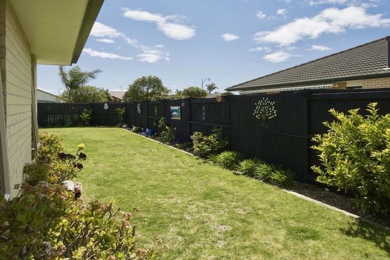 Photo of property in 1 Mcleod Place, Papamoa Beach, Papamoa, 3118