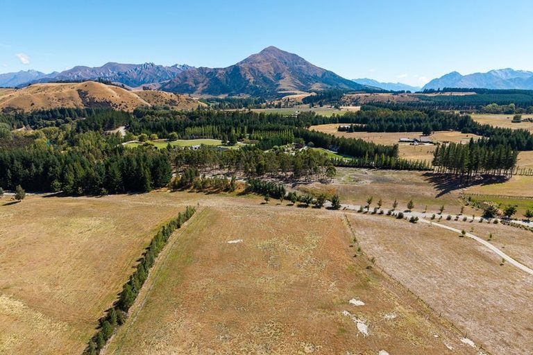 Photo of property in 124 Horseshoe Bend Drive, Albert Town, Wanaka, 9382