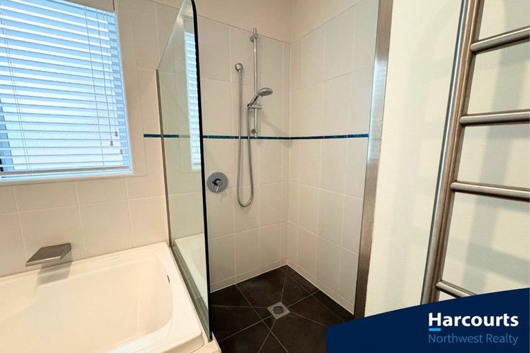 Photo of property in 86 Wiseley Road, West Harbour, Auckland, 0618