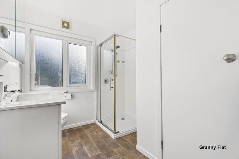 Photo of property in 15a Whangaparaoa Road, Red Beach, 0932