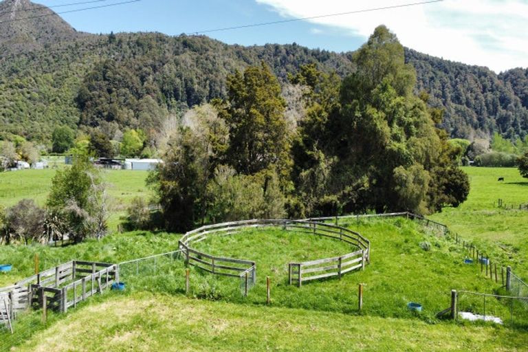 Photo of property in 108 Fairfax Street, Murchison, 7007