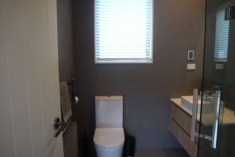 Photo of property in 73 Warman Road, Okura, Auckland, 0792