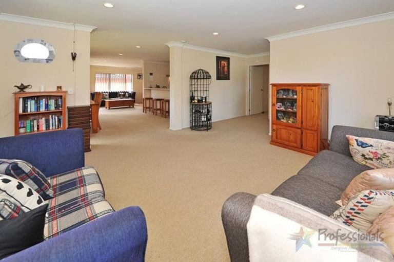 Photo of property in 10 Belfry Place, Wattle Downs, Auckland, 2103