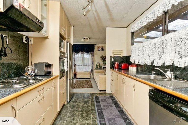 Photo of property in 80 Totaravale Drive, Totara Vale, Auckland, 0629