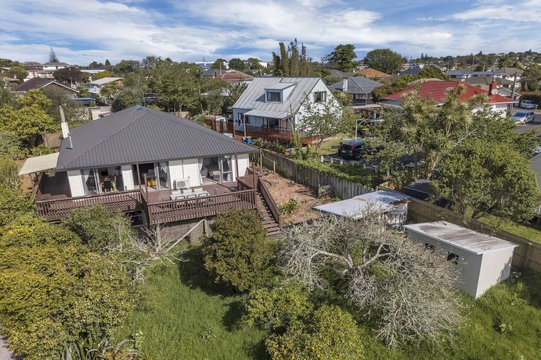 Photo of property in 16 Alma Street, Te Atatu South, Auckland, 0610