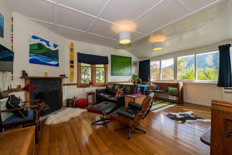 Photo of property in 17a Taranaki Street, Picton, 7220