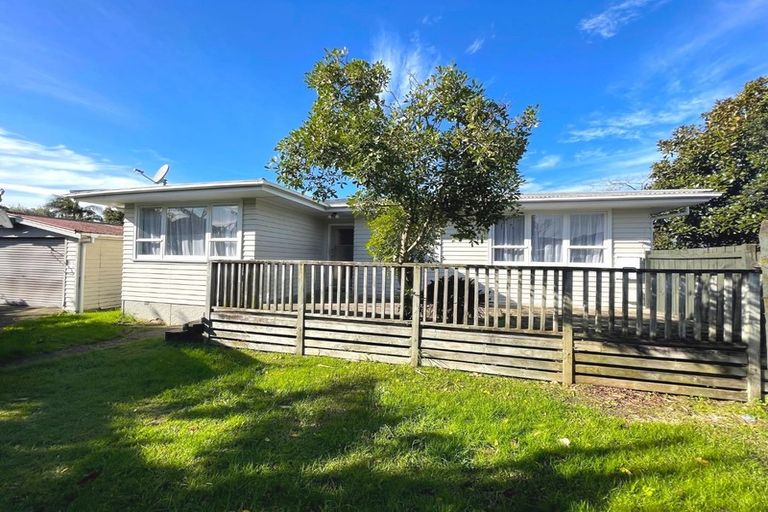 Photo of property in 35 Tarata Crescent, Mangere Bridge, Auckland, 2022
