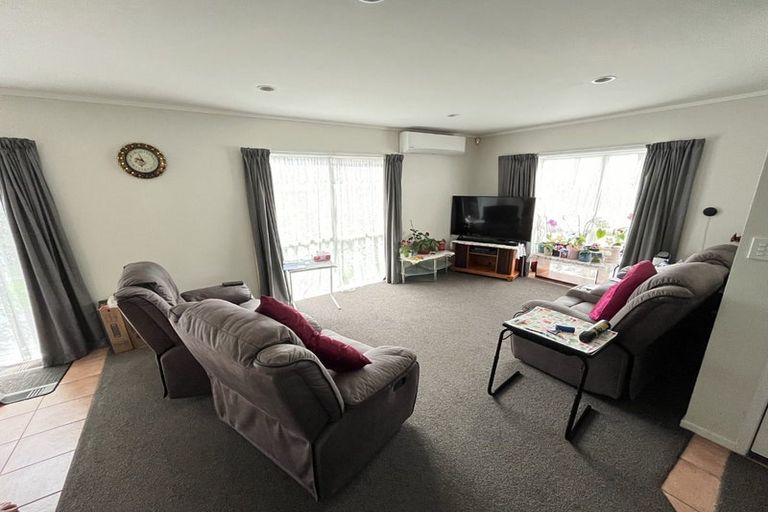 Photo of property in 1/12 Bernina Place, Weymouth, Auckland, 2103