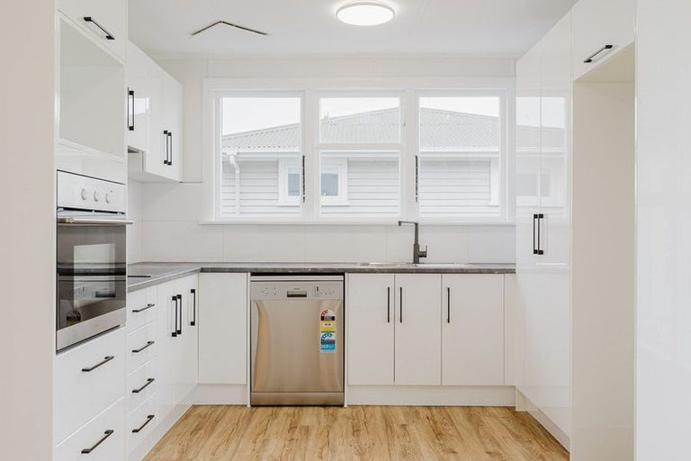 Photo of property in 60 Ellesmere Crescent, Highbury, Palmerston North, 4412