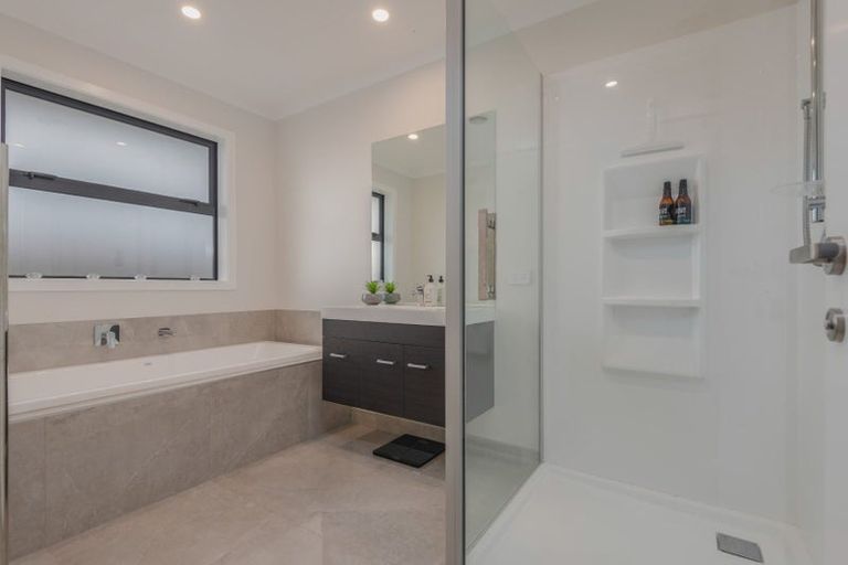 Photo of property in 90 Johnstone Drive, Fitzherbert, Palmerston North, 4410