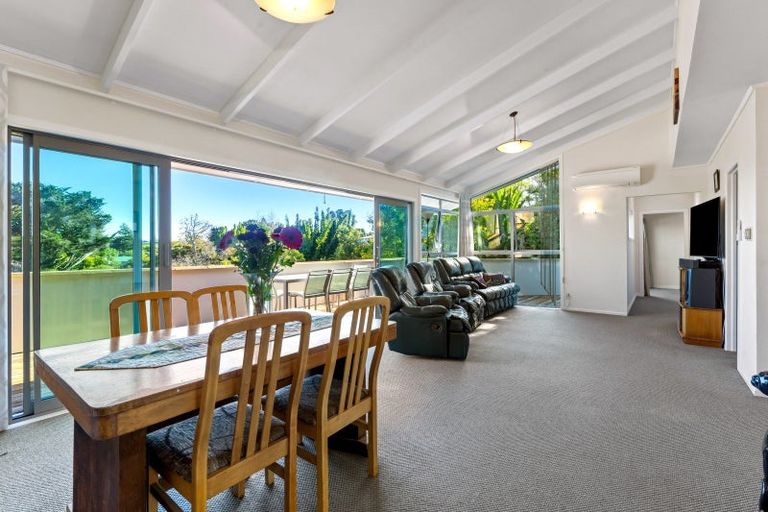 Photo of property in 11 Springbank Lane, Te Atatu Peninsula, Auckland, 0610