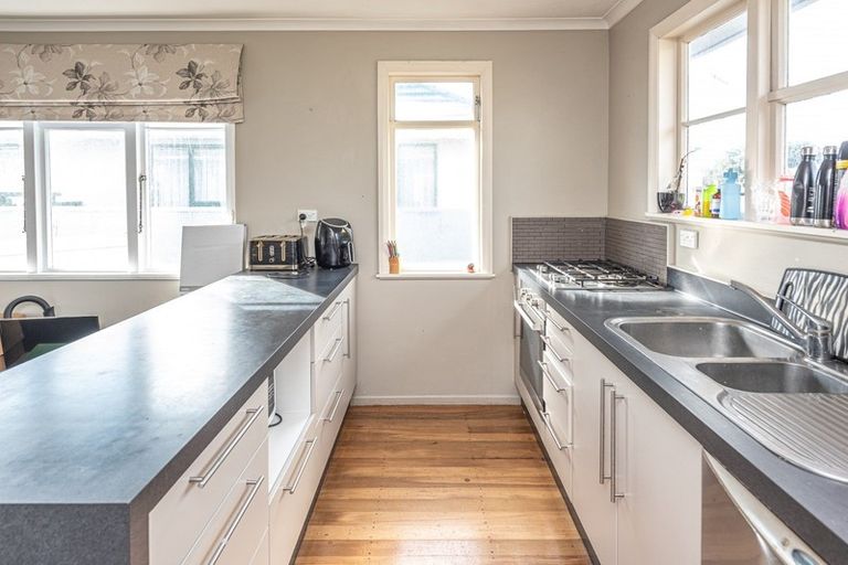 Photo of property in 19 Selwyn Crescent, College Estate, Whanganui, 4500