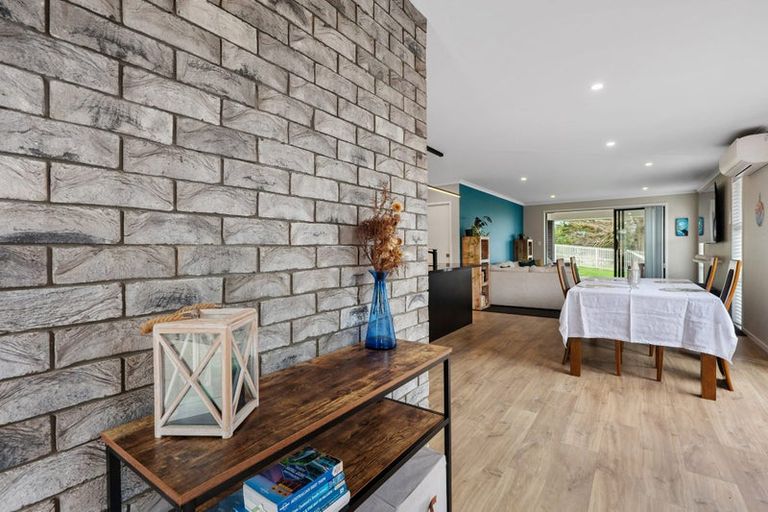 Photo of property in 19 Kawariki Road, Helensville, 0800