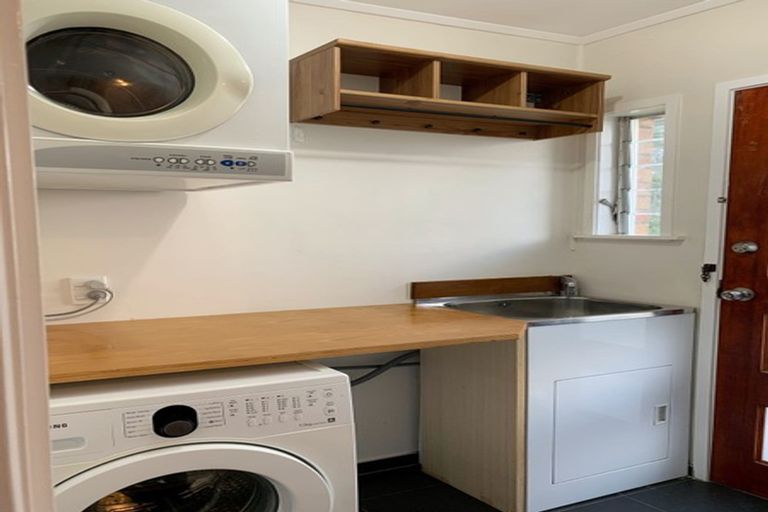 Photo of property in 1/18 Windy Ridge Road, Glenfield, Auckland, 0629