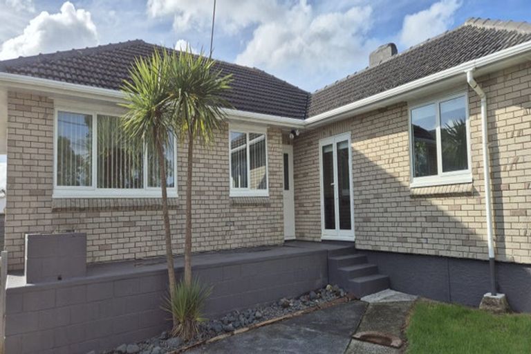 Photo of property in 26 Rewarewa Road, Te Atatu Peninsula, Auckland, 0610