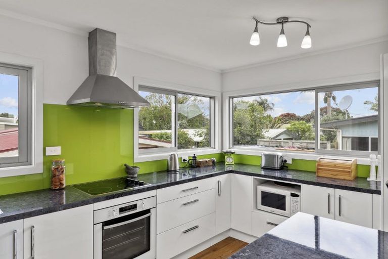 Photo of property in 18 Athenree Road, Athenree, Katikati, 3177