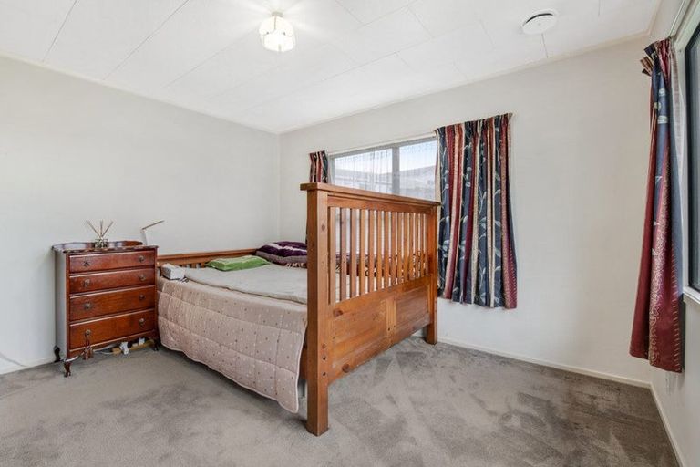 Photo of property in 1/22 Leiden Place, Totara Vale, Auckland, 0629