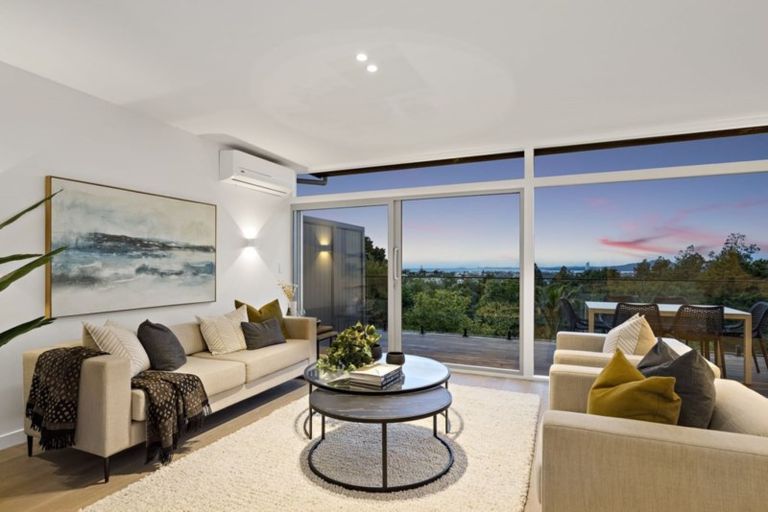 Photo of property in 181 Glenfield Road, Hillcrest, Auckland, 0627