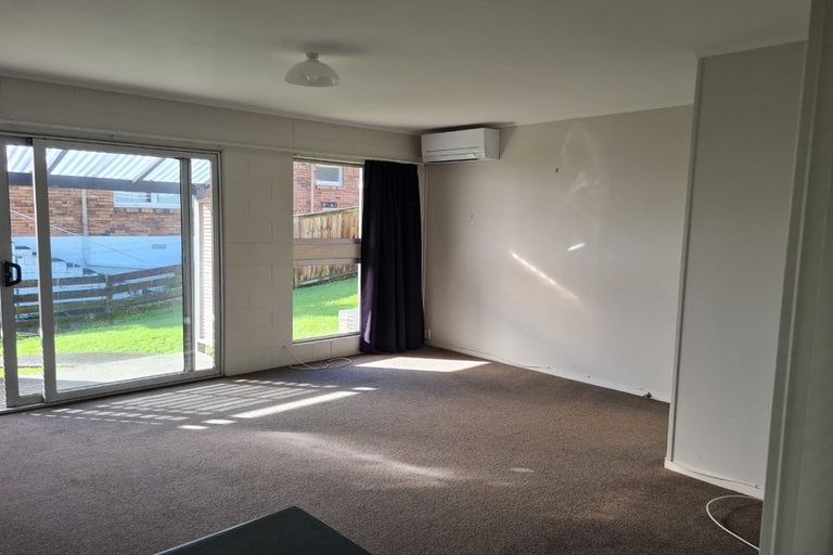 Photo of property in 2/12 Ayton Drive, Totara Vale, Auckland, 0629