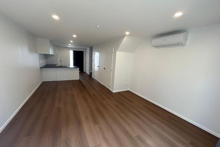 Photo of property in 11/19 Roberts Road, Glenfield, Auckland, 0629