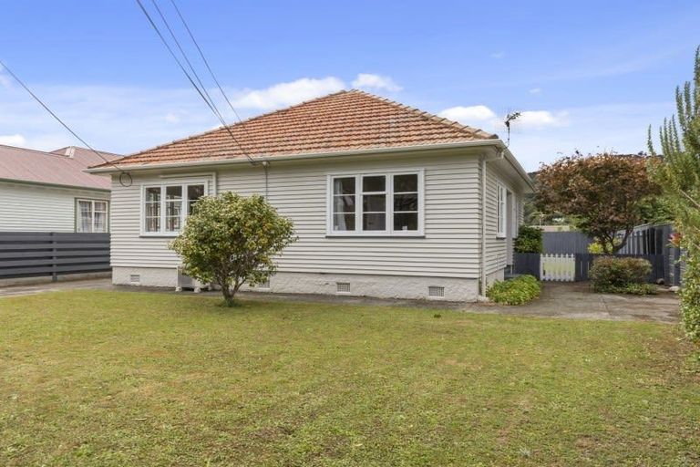 Photo of property in 6 Durham Crescent, Fairfield, Lower Hutt, 5011