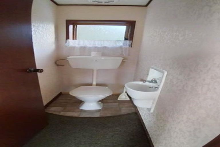 Photo of property in 2/9 Seaton Road, Murrays Bay, Auckland, 0630