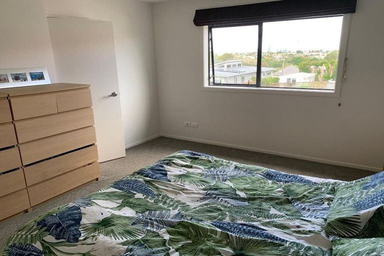 Photo of property in 2/100 Eversleigh Road, Belmont, Auckland, 0622