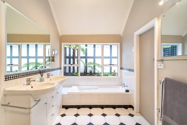 Photo of property in 6 Chatsworth Road, Silverstream, Upper Hutt, 5019