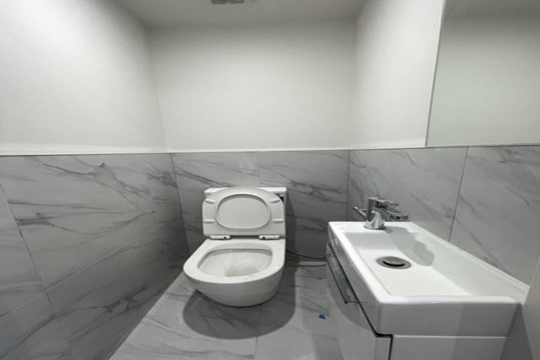 Photo of property in 2/10 Vinifera Place, Fairview Heights, Auckland, 0632