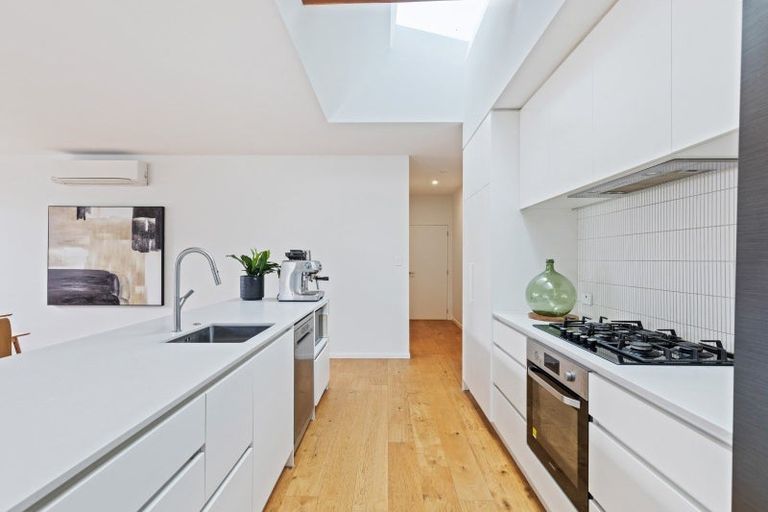 Photo of property in 19 Henui Street, Strandon, New Plymouth, 4312