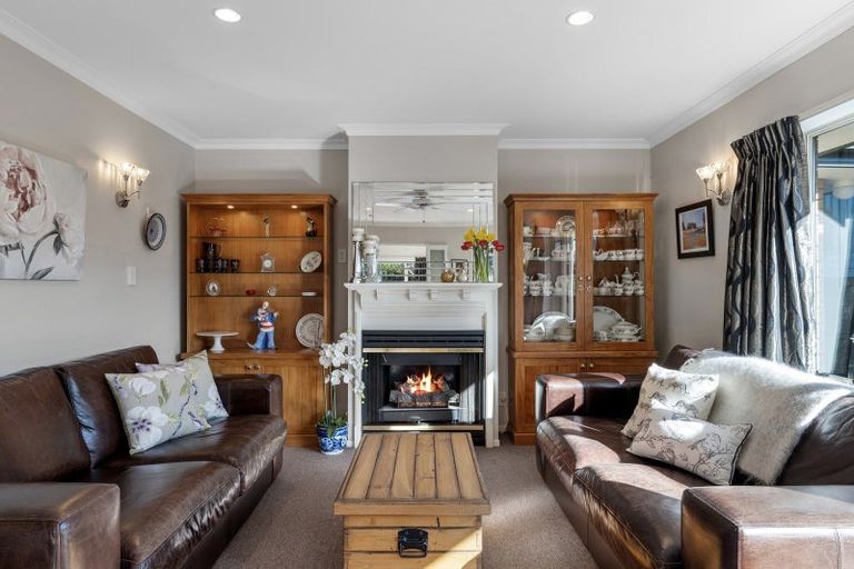 Photo of property in 2/281 Memorial Avenue, Burnside, Christchurch, 8053