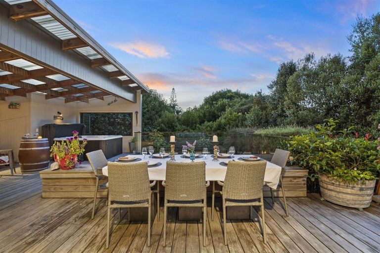 Photo of property in 16 Renlee Place, Shelly Park, Auckland, 2014