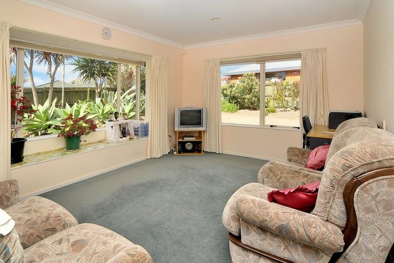 Photo of property in 32 Pitt Avenue, Clendon Park, Auckland, 2103