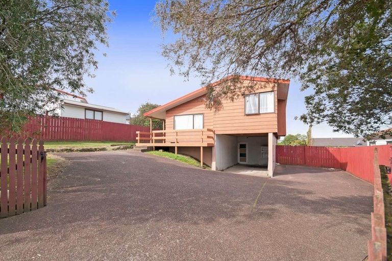 Photo of property in 3 Madigan Place, Glendene, Auckland, 0602