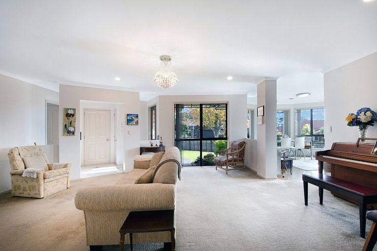 Photo of property in 14 Fairford Avenue, Henderson, Auckland, 0612
