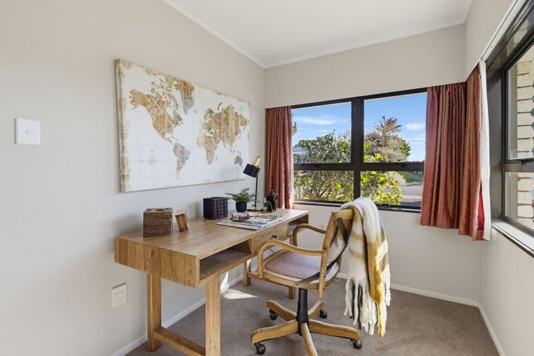 Photo of property in 14 Norfolk Rise, Waiuku, 2123