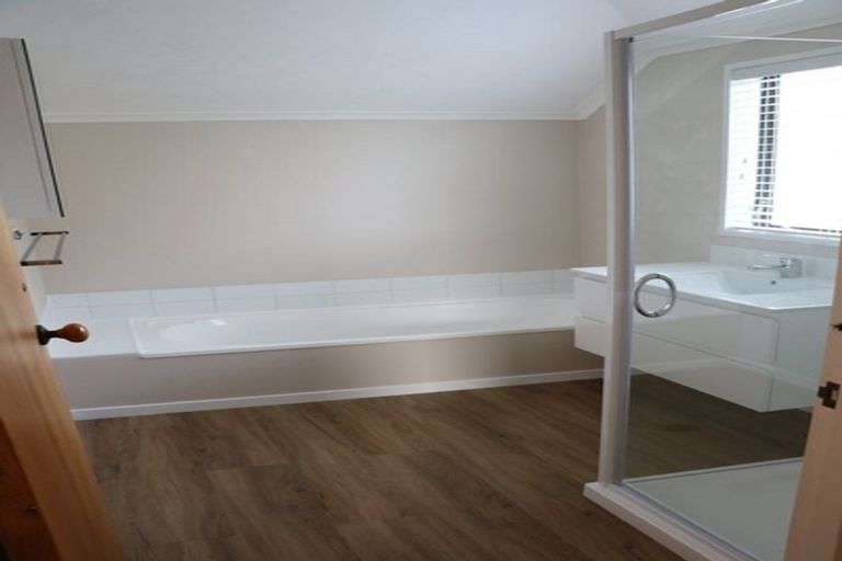 Photo of property in 17 Mcarthur Street, Terrace End, Palmerston North, 4410