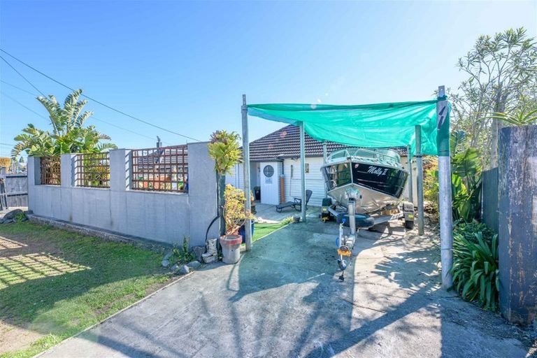 Photo of property in 4 Marie Crescent, Te Atatu South, Auckland, 0610