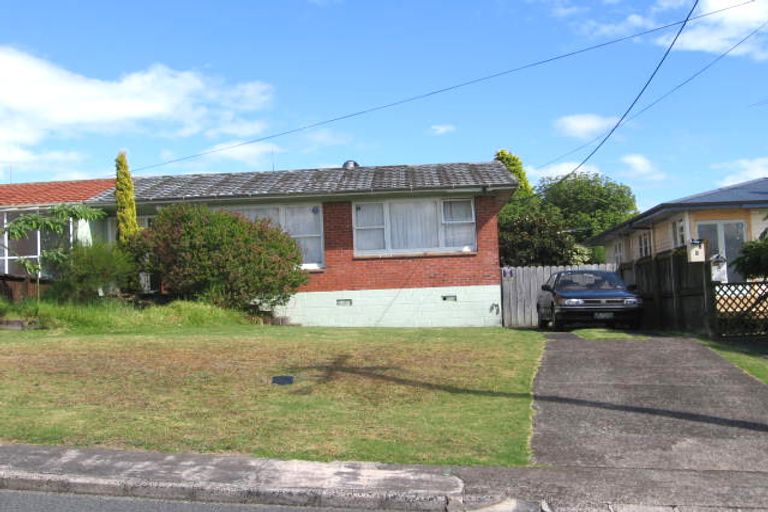 Photo of property in 1/2 Hinau Street, New Lynn, Auckland, 0600