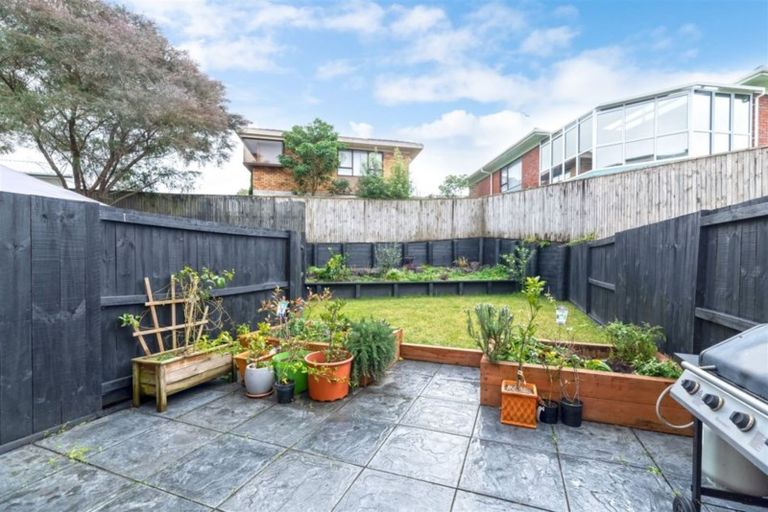 Photo of property in 37 Barnea Circle, Glen Eden, Auckland, 0602