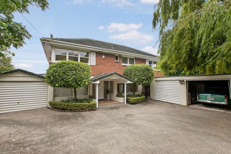 Photo of property in 139 Glenfield Road, Hillcrest, Auckland, 0626