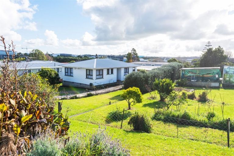 Photo of property in 72a Sylvan Crescent, Te Atatu South, Auckland, 0610