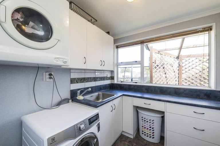 Photo of property in 5 Wairau Place, Kelvin Grove, Palmerston North, 4414