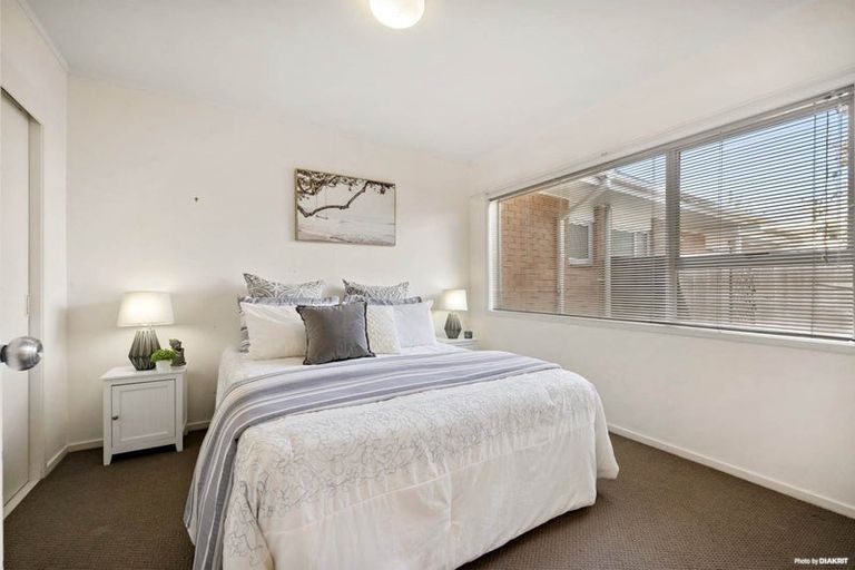 Photo of property in 2/957a Beach Road, Torbay, Auckland, 0630