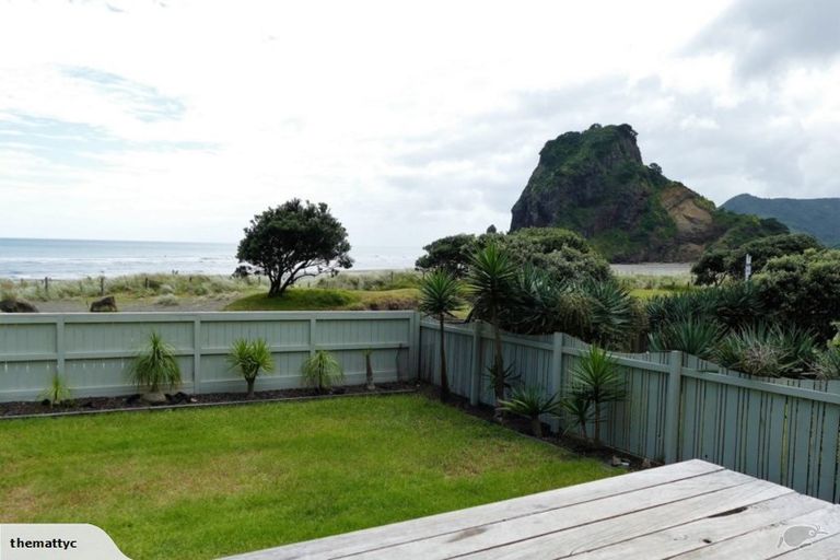 Photo of property in 5 Marine Parade South, Piha, New Lynn, 0772