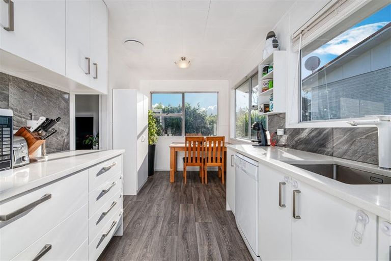 Photo of property in 28 Mawney Road, Henderson, Auckland, 0610