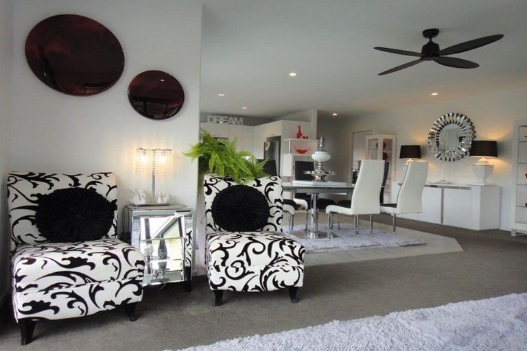 Photo of property in 16 Roto View, One Tree Point, 0118