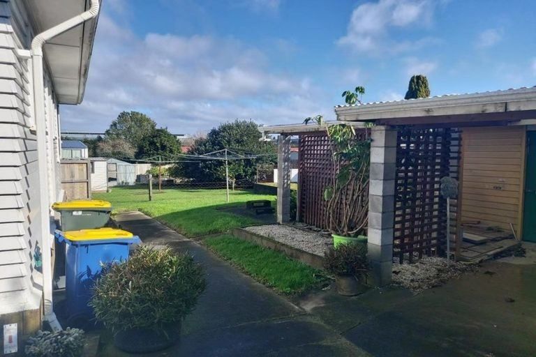 Photo of property in 72 Sylvan Crescent, Te Atatu South, Auckland, 0610